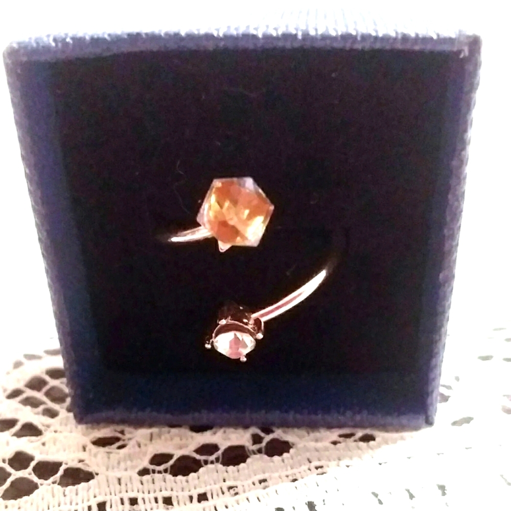 Super cute silver stone wrap around ring
